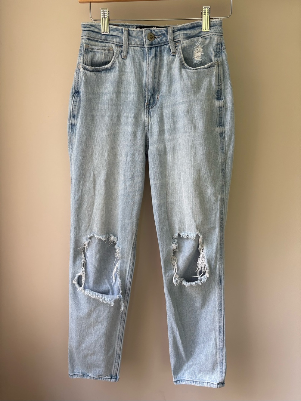 HOLLISTER Light Blue Wash Distressed Women’s Mom Jeans High Rise Size 0R w24 l27